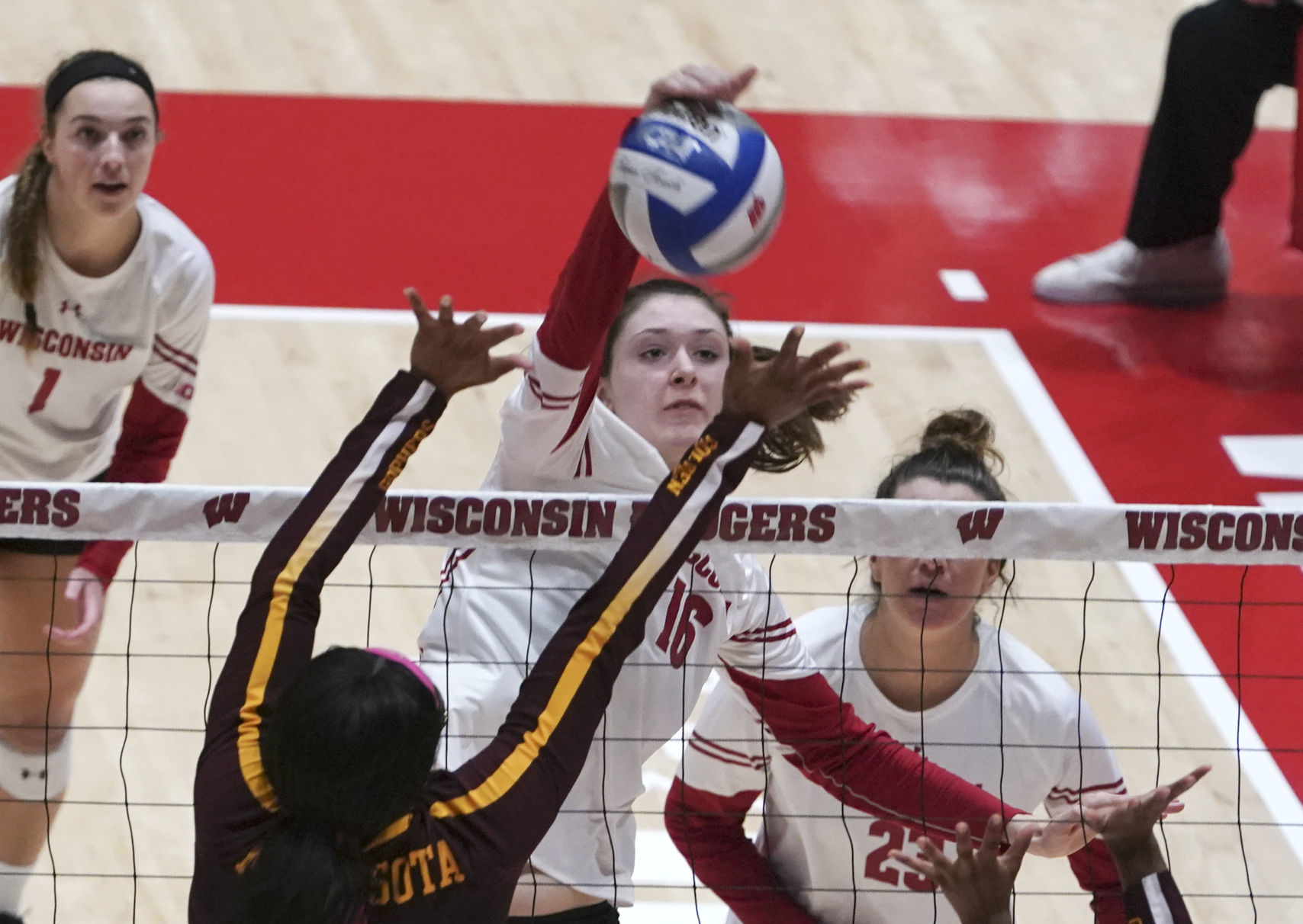 2019-10-13-UW vs MN Volleyball 13-10132019173304